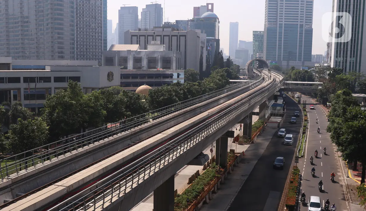 Kendaraan melintas di dekat pembangunan LRT di kawasanan Kuningan, Jakarta, Sabtu (31/7/2021). Pembangunan LRT Jakarta-Bogor-Depok-Bekasi (Jabodebek) Tahap I telah mencapai 85,75 persen dan di targetkan beroprasi pada pertengahan tahun 2022. (Liputan6.com/Angga Yuniar)