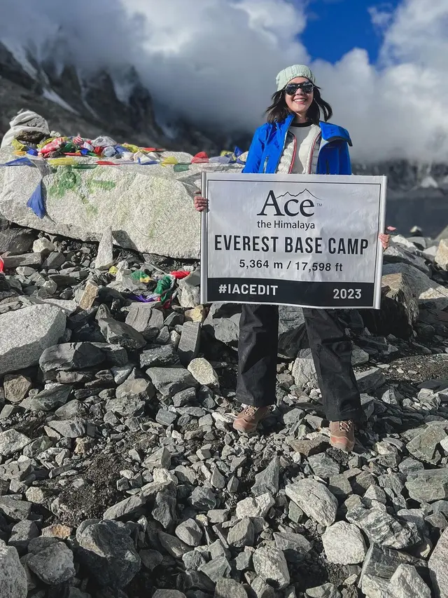 Dikelilingi Gunung Es, Ini 7 Potret Della Dartyan Sampai di Everest Base Camp