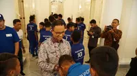Tim ASIOP APACINTI dan FOSSBI Rajawali Muda berpamitan dengan Gubernur DKI Jakarta Anies Baswedan sebelum berangkat ke Barcelona hari Senin (7/10) minggu depan (Istimewa)
