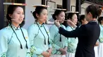 Sejumlah pemandu wisata dari  Slender West Lake scenic menggunakan buku dan sumpit saat mengikuti pelatihan etiket untuk Hari Pariwisata China (18/5). (AFP Photo/Str/China Out)