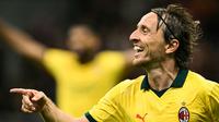 Pemain AC Milan, Luka Modric, merayakan gol yang dicetaknya ke gawang Bologna pada pekan 3 Liga Italia Serie A di Stadion San Siro, Senin (15/9/2025) dini hari WIB. (Stefano RELLANDINI / AFP)