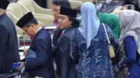 Komedian, Alfiansyah atau Komeng (tengah) usai rapat paripurna pelantikan anggota Parlemen Republik Indonesia terpilih periode 2024-2029 di Gedung Nusantara, Kompleks Parlemen, Senayan, Jakarta, Selasa (1/10/2024). Alfiansyah atau Komeng terpilih menjadi anggota Dewan Perwakilan Daerah (DPD) RI dari Provinsi Jawa Barat. (Liputan6.com/Angga Yuniar)