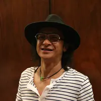 Rasa rindu begitu dirasakan oleh Andi. Lantaran kesibukan keduanya, Andi belum bisa bertemu dengan buah hati. Saat ditemui di kawasan Tendean, Jakarta Selatan, Selasa (3/10/2017) mengaku sering berkomunikasi dengan anaknya. (Nurwahyunan/Bintang.com)