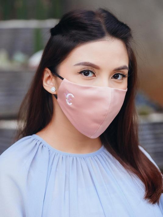 "Jujur buat aku dan Glenn melahirkan Dante ga banyak persiapan yang matang dan pasti, lebih banyak persiapan plan B jika plan A tidak bisa terjadi, tapi satu hal yg kita percaya kalo jalan Tuhan pasti yang terbaik," tambahnya. (Instagram/chelseaoliviaa)