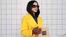 Dalam sebuah unggahan foto yang viral di media sosial, Vien Tasman mempersembahkan penampilan yang memukau dengan bertransformasi menjadi Elizabeth, karakter yang diperankan oleh Demi Moore. [@rachelvennya]