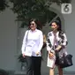 Bupati Minahasa Selatan Christyani Eugenia Paruntu (kiri) tiba di kompleks Istana, Jakarta, Senin (21/10/2109). Kedatangan Christyani berlangsung jelang pengumuman menteri Kabinet Kerja Jilid II oleh Presiden Joko Widodo atau Jokowi. (Liputan6.com/Angga Yuniar)