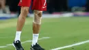 Ronaldo menginstruksikan rekan-rekanya saat laga final Euro 2016 antara Portugal vs Prancis di Paris, Prancis, Senin (11/6). Ronaldo terpaksa keluar lapangan akibat cedera usai berbenturan dengan Dimitri Payet. (REUTERS/Michael Dalder)
