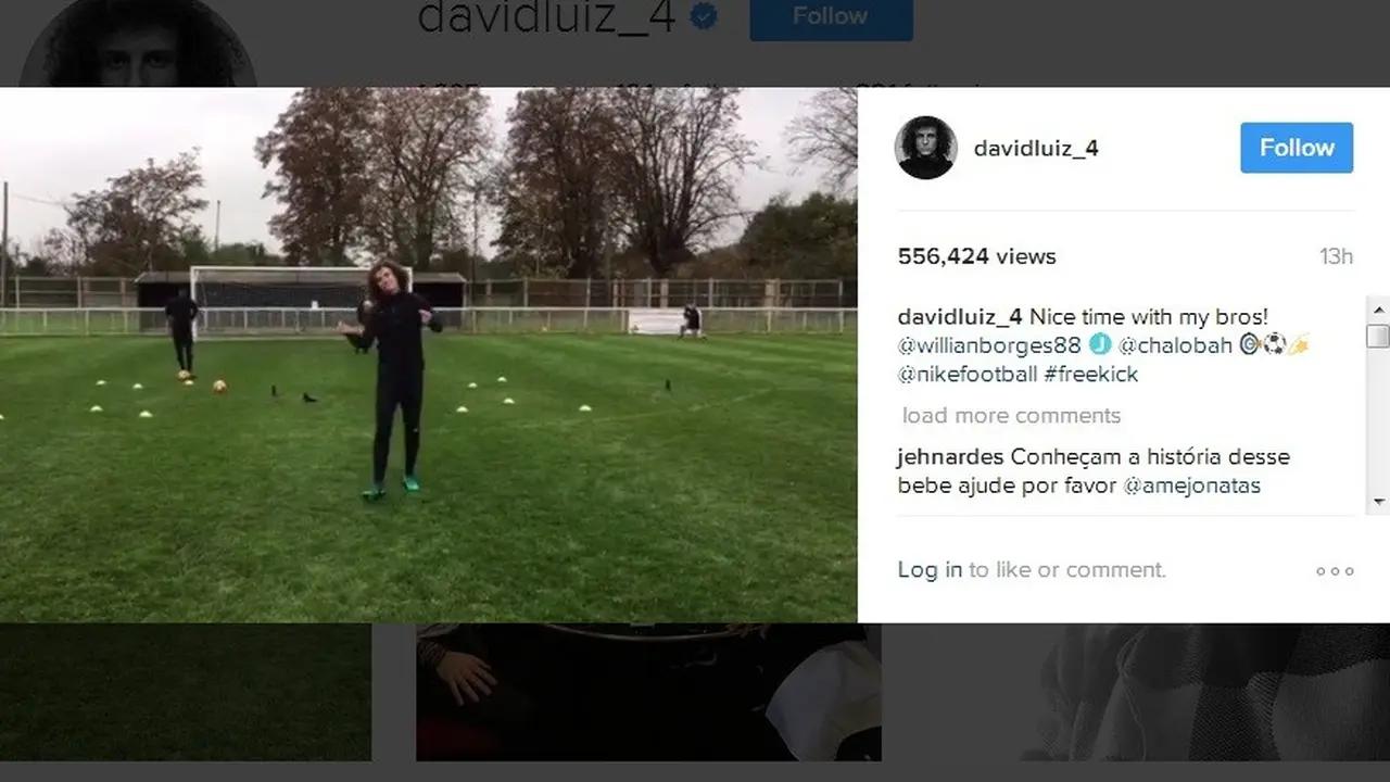 David Luiz sukses membobol gawang lawan lewat gol indah dari tendangan bebas.