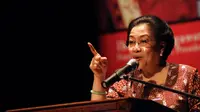 Mantan Presiden Megawati Soekarnoputri memberikan pidato budaya dalam rangka peringatan Hari Perempuan Internasional di Teater Kecil Taman Ismail Marzuki, Cikini, Jakarta, Minggu (8/3/2015). (Liputan6.com/Helmi Fithriansyah)