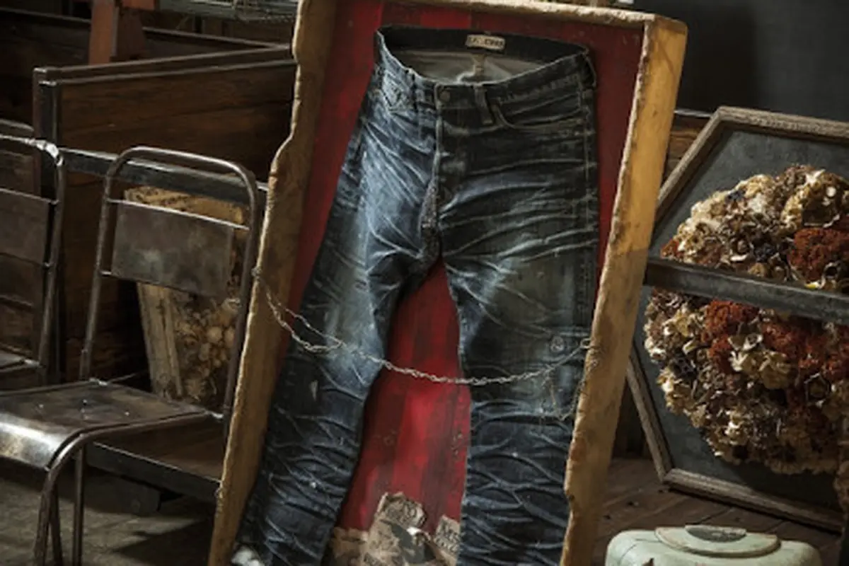 Foto celana denim kolaborasi dengan Tencel