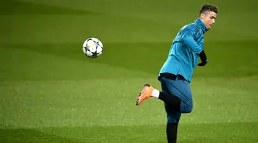 Pemain Real Madrid, Cristiano Ronaldo mengendalikan bola saat sesi latihan di Stadion Parc des Princes di Paris, Prancis, Senin (5/3). Real Madrid akan menghadapi Paris Saint Germain (PSG) pada leg kedua babak 16 besar Liga Champions. (FRANCK FIFE/AFP)
