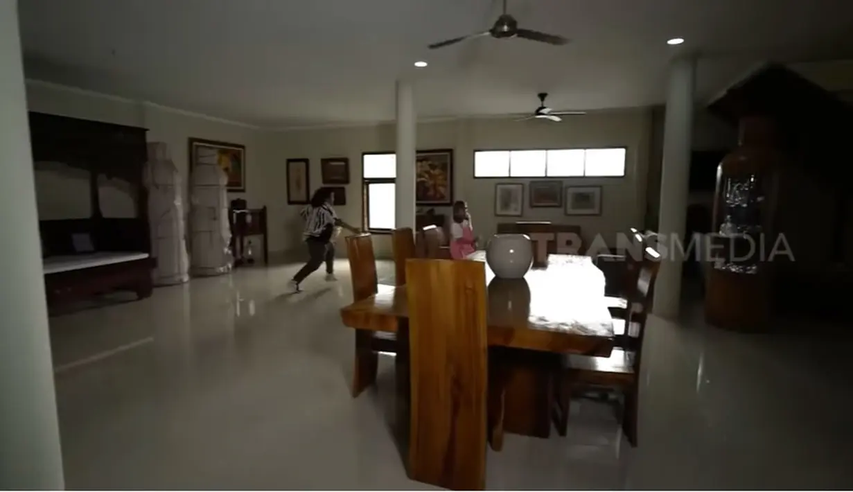 <p>Rumah Roy Marten (Youtube/TRANS7 OFFICIAL)</p>