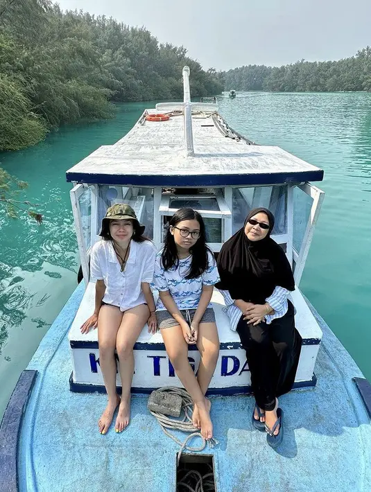 Yuki Kato juga kerap mengajak sang ibunda liburan, seperti kali ini ke pulau seribu dengan pakaian santainya. [Instagram/@yukikt]