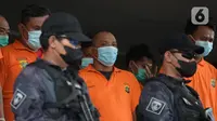 Para tersangka dihadirkan saat rilis kasus pungli terhadap sopir truk kontainer Tanjung Priok di Polda Metro Jaya, Jakarta, Kamis (17/6/2021). Polisi menangkap 24 orang dari empat kelompok preman. (merdeka.com/Imam Buhori)