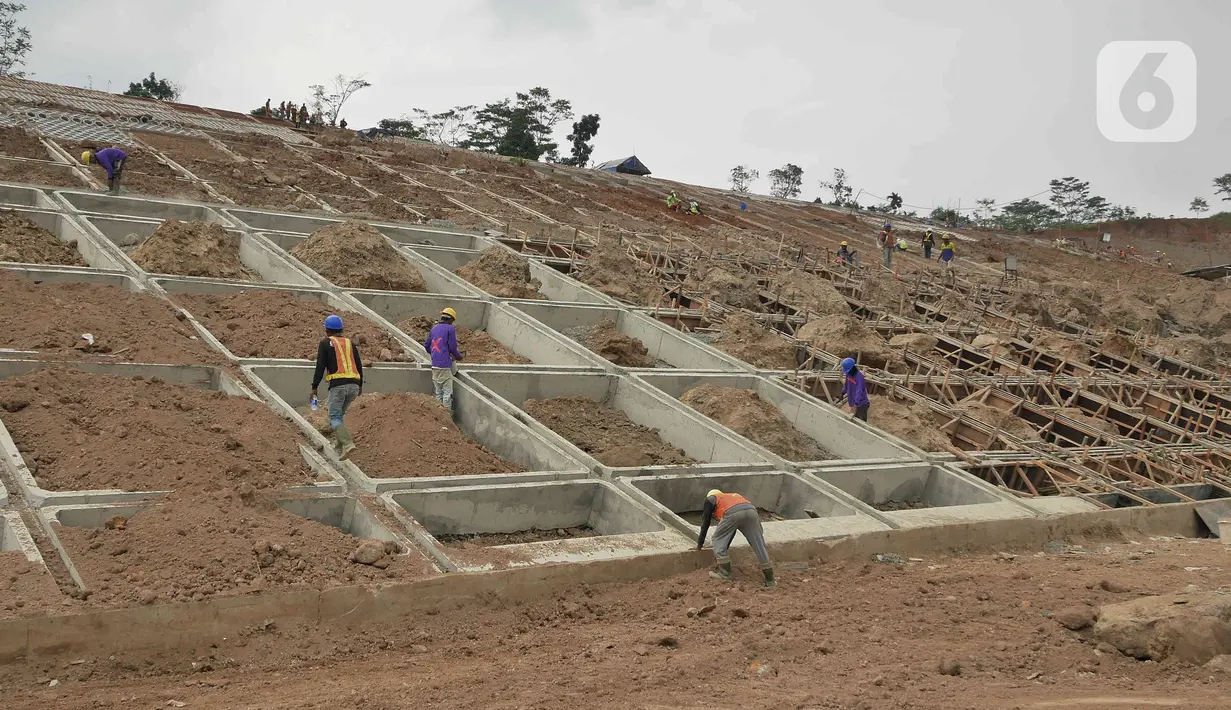 Pekerja mengerjakan proyek Tunnel 6 Kereta Cepat Jakarta Bandung sepanjang panjang 4.478 meter atau 4,4 kilometer yang berlokasi di kawasan Cikalong Wetan, Depok, Purwaarta, Kamis (27/1/2022). (Liputan6.com/Herman Zakharia)