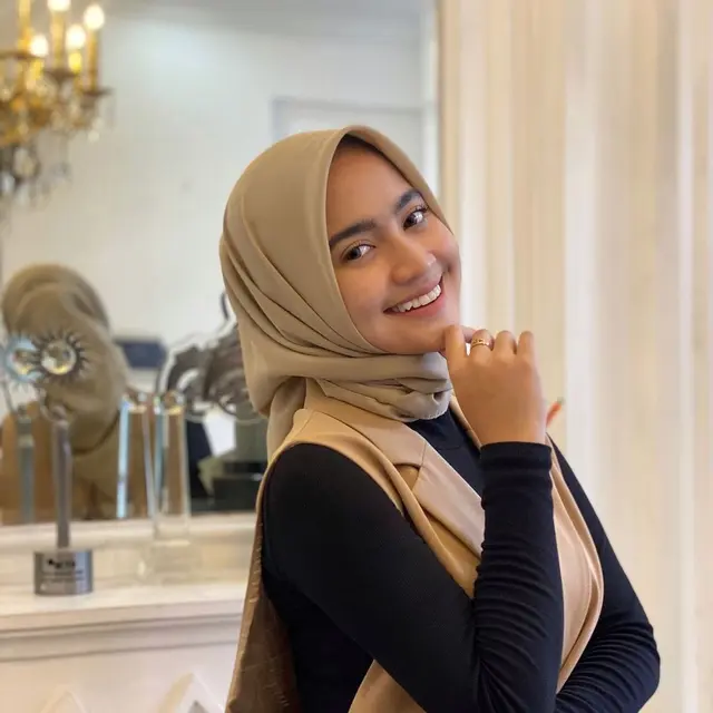 6 Potret Artis Alliza Putri Kini Mantap Berhijab, Resmi Menikah dengan Vicky Kalea