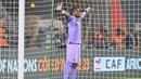 Kiper Nigeria, Stanley Nwabali, bersiap saat adu penalti melawan Afrika Selatan pada laga semifinal di Stade de la Paix, Kamis (8/2/2024). (AFP/Issouf Sanogo)