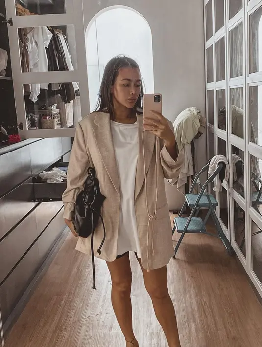 Peraih juara favorit pilihan pembaca dalam pemilihan Wajah Femina tahun 2001 ini selalu memperhatikan penampilannya. Gayanya semakin menawan dengan kaus dan blazer oversize. Sebagai penyempurna, Ratu Felisha berpose dengan menenteng tas miliknya. (Liputan6.com/IG/@allaboutfelisha)