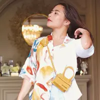 Gaya kasual seakan sudah menjadi andalan wanita kelahiran 1996 ini. Saat hangout ia memilih tampil simpel. Prilly Latuconsina mengenakan kemeja bermotif abstrak. Tas kecil yang dipakai pun senada dengan busananya.(Liputan6.com/IG/@prillylatuconsina96)