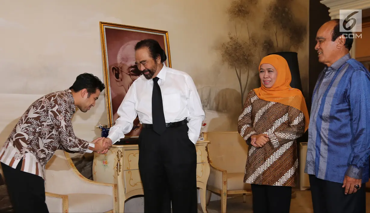 Cawagub  Jawa Timur terpilih Emil Dardak diterima Ketum Partai NasDem, Surya Paloh didampingi Cagub Khofifah Indar Parawansa dan Ketua Dewan Pertimbangan NasDem Siswono Yudo Husodo di Kantor DPP Nasdem, Jakarta, Senin (9/7). (Liputan6.com/Fery Pradolo)