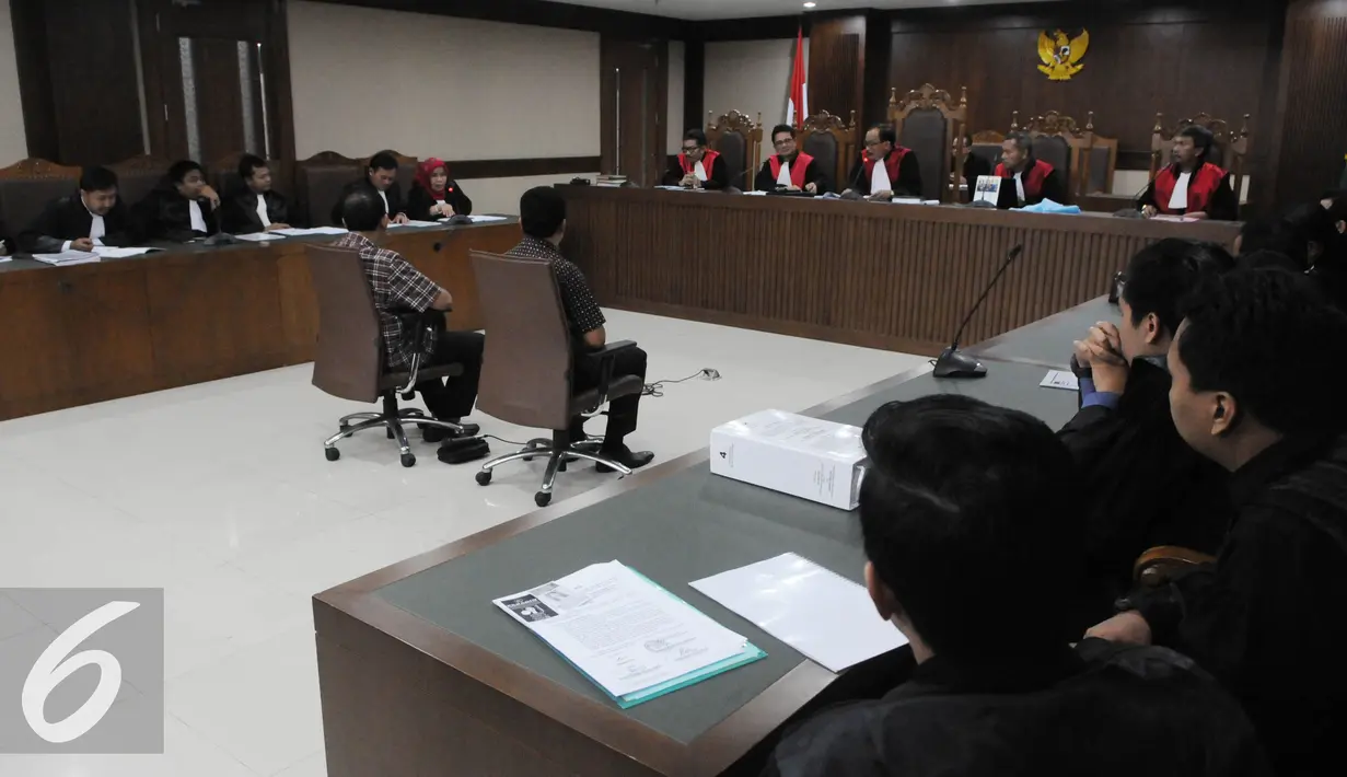 Dandung Pamularno dan Sudi Wantoko saat menjalani sidang pembacaan dakwaan di Pengadilan Tipikor, Jakarta, Rabu (22/6). Keduanya diduga melakukan penyuapan kepada Kepala Kejati DKI Jakarta. (Liputan6.com/Helmi Afandi)