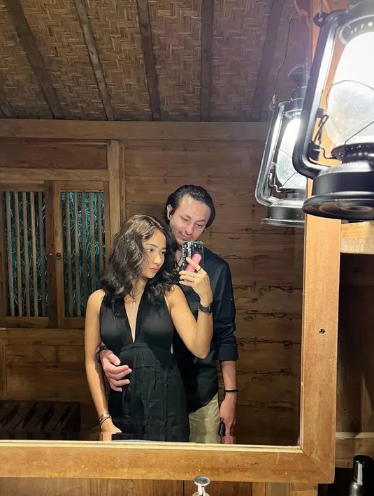 Naomi Zaskia dan Dylan Carr beberapa kali juga tampak menggunakan busana senada. Beberapa netizen juga menyebutkan jika mereka penasaran akting keduanya bila Naomi dan Dylan Carr bermain sinetron yang sama. (Liputan6.com/IG/@dylancarr8)