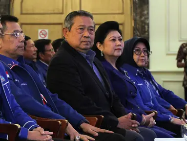 Ketum DPP Partai Demokrat Susilo Bambang Yudhoyono menghadiri Penutupan Rapat Pleno Partai Demokrat di Cianjur, Jawa Barat, Minggu (30/8/2015). Acara tersebut dihadiri 233 pasangan calon kepala daerah yang diusung Demokrat. (Liputan6.com/Helmi Afandi)