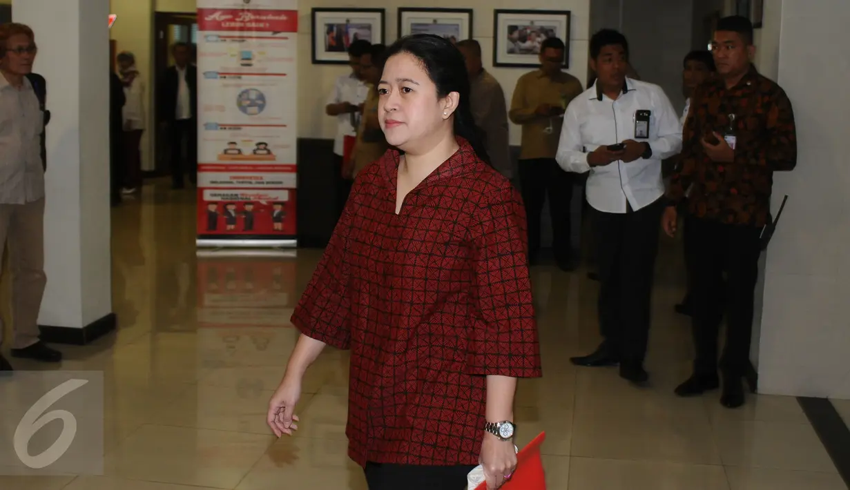 Menko PMK, Puan Maharani bersiap memimpin rakor tingkat menteri di kantor Kemenko PMK, Jakarta, Senin (20/2). Rapat membahas persiapan pelaksanaan Asian Games 2018 di Jakarta dan Palembang. (Liputan6.com/Helmi Fithriansyah)