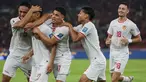 Gelandang Timnas Indonesia, Marselino Ferdinan, dipeluk rekan-rekannya setelah mencetak gol ke Gawang Arab Saudi pada matchday 6 Kualifikasi Piala Dunia 2026 Zona Asia di Stadion Utama Gelora Bung Karno (SUGBK), pada Selasa (19/11/2024) malam WIB. (Bola.com/Abdul Aziz)