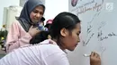 Seorang warga membubuhkan tanda tangan dukungan saat kampanye tentang penyakit Psoriasis di kawasan car free day, Jakarta, Minggu (4/11). Kampanye itu digelar mahasiswa dari Fakultas Kedokteran UI bekerjasama dengan RSCM. (Merdeka.com/Iqbal S. Nugroho)