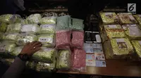 Barang bukti narkoba diperlihatkan saat rilis di Kemenkeu, Jakarta, Rabu (7/1). BNN mengamankan 12 orang tersangka berserta barang bukti sebanyak 110,84 kilogram sabu dan 18.300 butir ekstasi. (Liputan6.com/Arya Manggala)