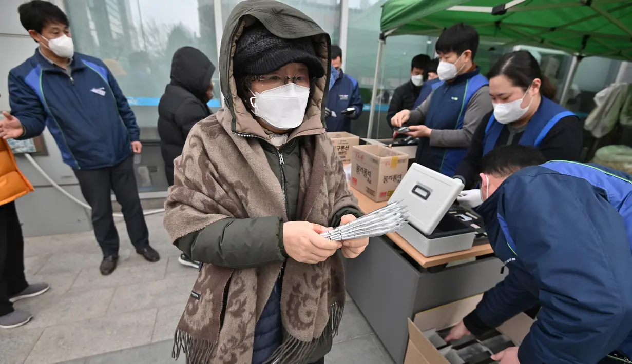 Seorang wanita membeli masker di supermarket di Seoul, Korea Selatan, Rabu (4/3/2020). Kasus virus corona atau COVID-19 di Korea Selatan menjadi yang terbesar setelah China, negara asal wabah virus tersebut. (Jung Yeon-je/AFP)