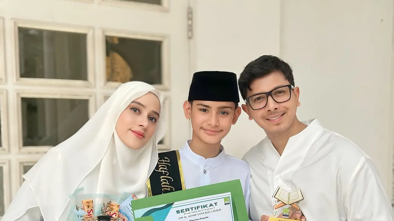 6 Potret King Faaz Wisuda Juz 28 Jelang Idul Adha, Fairuz dan Sonny Septian Bangga