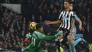 Aksi pemain Newcastle United, Jacob Murphy mengecoh kiper Manchester City, Ederson pada laga Premier League di Etihad Stadium, Manchester, (20/1/2018). Manchester City menang 3-1. (AFP/Paul Ellis)