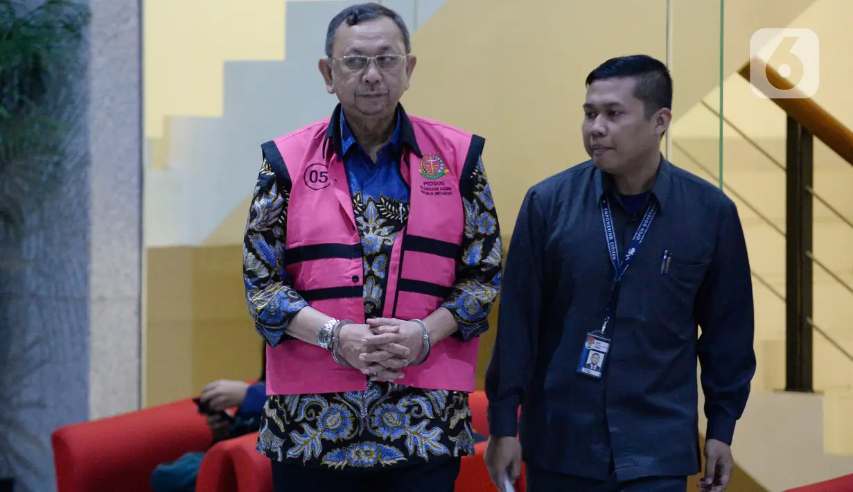 Mantan Direktur Utama PT Asuransi Jiwasraya Hendrisman Rahim meninggalkan gedung KPK usai pemeriksaan, Senin (20/1/2020). Hendrisman Rahim yang merupakan tahanan Kejaksaan Agung diperiksa di KPK untuk kasus dugaan korupsi pengelolaan keuangan dan dana investasi Jiwasraya. (merdeka.com/Dwi Narwoko)