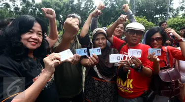 Sejumlah warga menunjukan KTP saat  pengumpulan KTP di depan Balai Kota, Jakarta, Kamis (5/11). Pendataan dan pengumpulan KTP tersebut sebagai petisi penangguhan penahanan Ahok sebagai Tahanan Kota. (Liputan6.com/Johan Tallo)