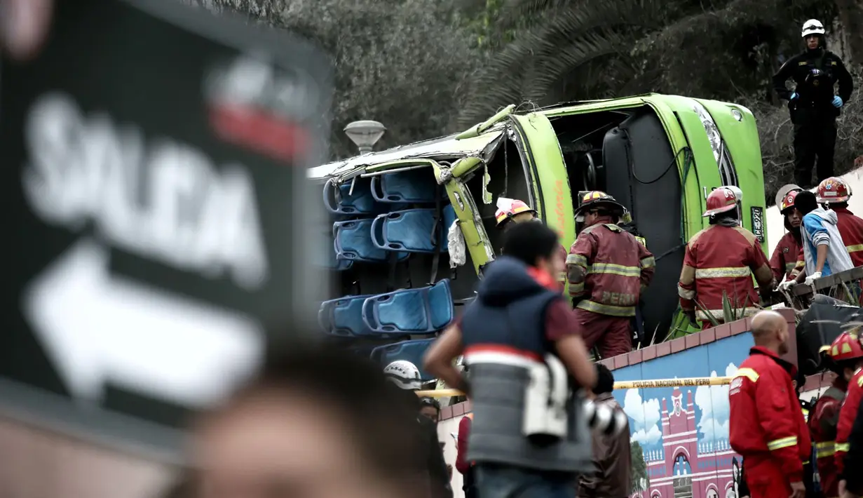 Petugas pemadam kebakaran saat mengevakuasi bus usai kecelakaan di Lima, Peru, (9/10). Menurut petugas pemadam kebakaran, sedikitnya tujuh orang tewas setelah  bus wisata tersebut keluar jalur saat turun bukit di distrik Rimac. (AFP Photo/Andina/Ho)
