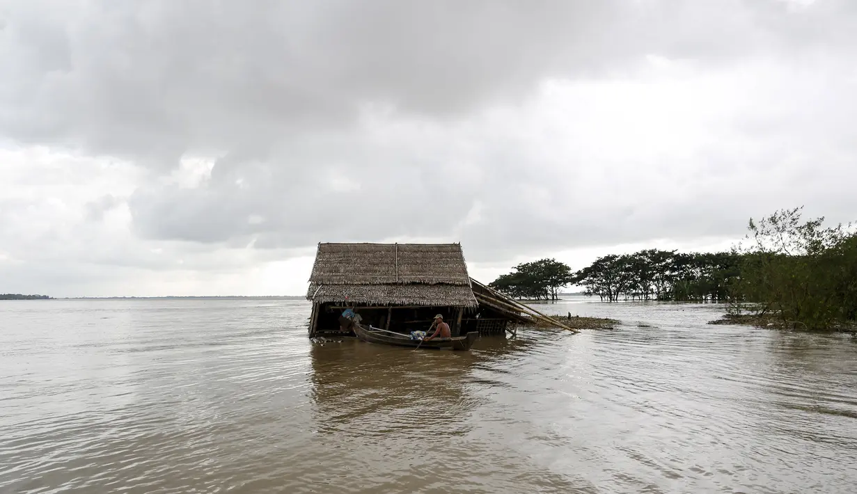 Sebuah rumah terlihat tergenang banjir di sebuah desa Zalun Township, Irrawaddy Delta, Myanmar, (6/8/2015). Presiden Myanmar mendesak warganya untuk segera meninggalkan wilayah tempat tinggalnya yang digenangi banjir parah. (REUTERS/Soe Zeya Tun)