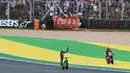 Kemenangan ini sekaligus membuat Marc Marquez menyamai rekor kemenangan Sprint terbanyak milik Jorge Martin, yakni 16 Sprint. Tampak dalam foto, pembalap Pertamina Enduro VR46 Racing Team asal Italia, Fabio Di Giannantonio (kiri) melambaikan tangan di samping Marc Marquez (Ducati Lenovo Team), di akhir Sprint Race MotoGP Brasil 2026 di Autodromo Internacional Ayrton Senna, Goiania, Sabtu 21 Maret 2026 waktu setempat atau Minggu (22/3/2026) dini hari WIB. (EVARISTO SA/AFP)