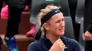 Petenis Belarusi, Victoria Azarenka, menangis kesakitan saat ditangani tim medis. Azarenka terpaksa berhenti bertanding melawan Karin Knapp pada babak pertama Prancis Terbuka 2016 di Roland Garros, Paris, (24/5/2016). (EPA/Christophe Petit Tesson)