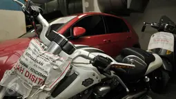Sebuah motor Harley Davidson Night Rod Special berwarna putih hasil faktur pajak fiktif disita di Gedung Dirjen Pajak, Jakarta, Kamis (26/1). (Liputan6.com/Yoppy Renato)