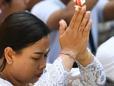 Seorang wanita Bali berdoa di sebuah pura untuk merayakan Galungan di Denpasar, Bali, pada tanggal 25 September 2024. (SONNY TUMBELAKA/AFP)