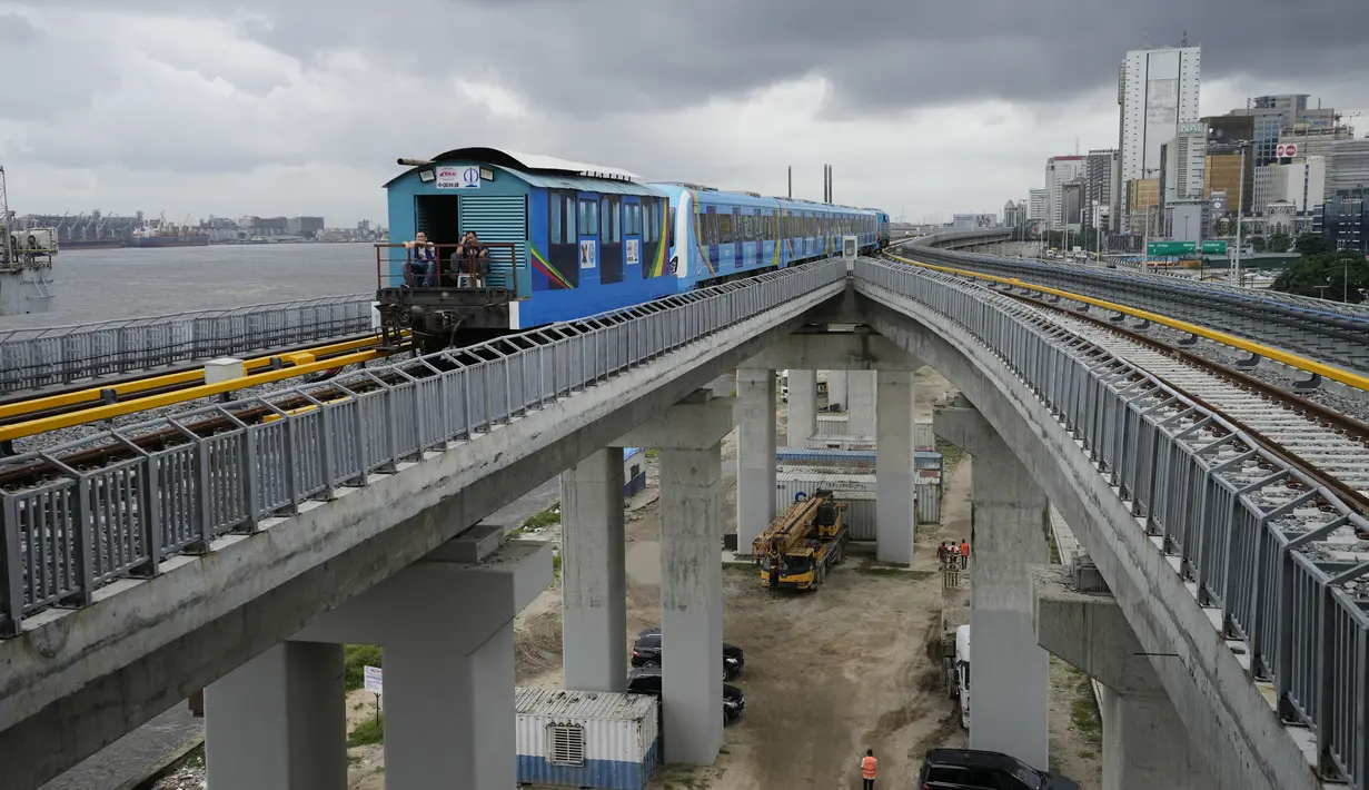 Tahap pertama sepanjang 13 kilometer (8 mil) akhirnya mengangkut penumpang pertamanya pada hari Senin, empat dekade setelah rencana layanan kereta api diusulkan. (AP Photo/Sunday Alamba)