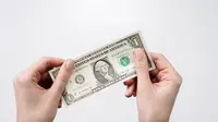 Ilustrasi Uang Dollar Credit: pexels.com/cottonbro