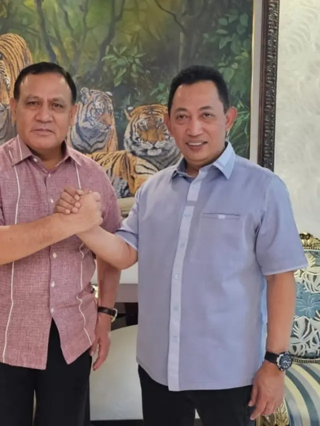 Ketua Komisi Pemberantasan Korupsi (KPK) Komjen Pol (Purn) Firli Bahuri menyambangi kediaman Kapolri Jenderal Listyo Sigit Prabowo pada Minggu, 16 April 2023 kemarin.