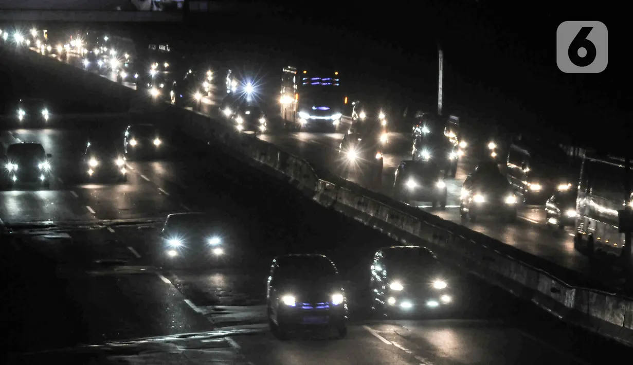 <p>Suasana arus kendaraan pemudik saat melintasi Jalan Tol Jakarta-Cikampek, Karawang, Jawa Barat, Kamis (28/4/2022). Arus lalu lintas kendaraan pemudik terpantau ramai lancar usai diberlakukan sistem satu arah atau One Way di ruas Tol Jakarta-Cikampek KM 47 hingga Tol Kalikangkung KM 414. (merdeka.com/Iqbal S Nugroho)</p>