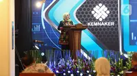 Menaker Ida Fauziyah memberikan sambutan saat peluncuran Satu Data Ketenagakerjaan di Kantor Kemnaker, Jakarta, Kamis (5/11/2020).  Kemnaker meluncurkan satu data ketenagakerjaan guna mewujudkan pembangunan ketenagakerjaan yang berbasis data. (Liputan6.com/Faizal Fanani)