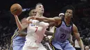 Pemain Los Angeles Clippers, Sam Dekker (kiri) berusaha mlewati adangan dua pemain Memphis Grizzlies pada laga NBA basketball game, di Staples Center, Los Angeles, (2/1/2018). Clippers menang 113-105. (AP/Jae C. Hong)