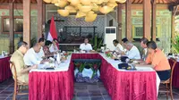 Presiden Joko Widodo atau Jokowi saat memimpin rapat terbatas mengenai pengembangan destinasi wisata Labuan Bajo di Plataran Komodo, Senin (20/1/2020). ( Foto: Biro Pers Setpres)