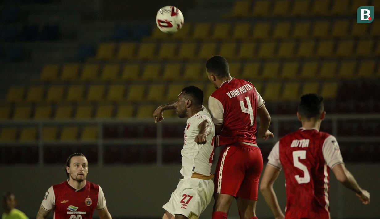 Pemain PSM Makassar Patrich Wanggai (kedua dari kiri) berebut bola di udara dengan pemain Persija Jakarta, Yann Motta dalam laga leg kedua semifinal Piala Menpora 2021 di Stadion Manahan, Solo, Minggu (18/4/2021). (Bola.com/Ikhwan Yanuar)